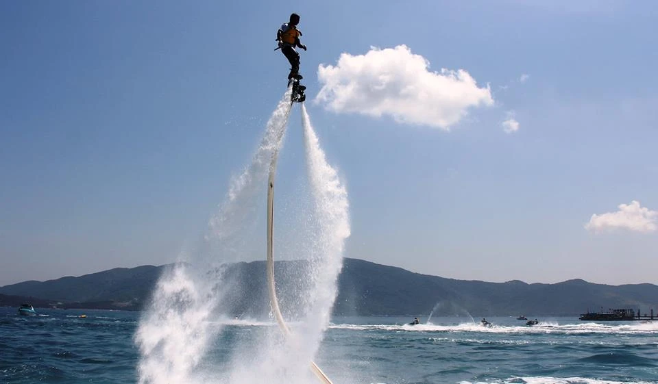 'Cưỡi’ cá mập, cá heo tuyệt đẹp trên biển Nha Trang ảnh 2