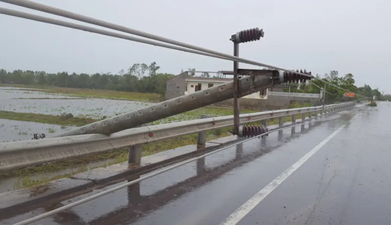 Bão số 10 đang 'quần thảo' miền Trung ảnh 1 Bão số 10 đang 'quần thảo' miền Trung ảnh 1