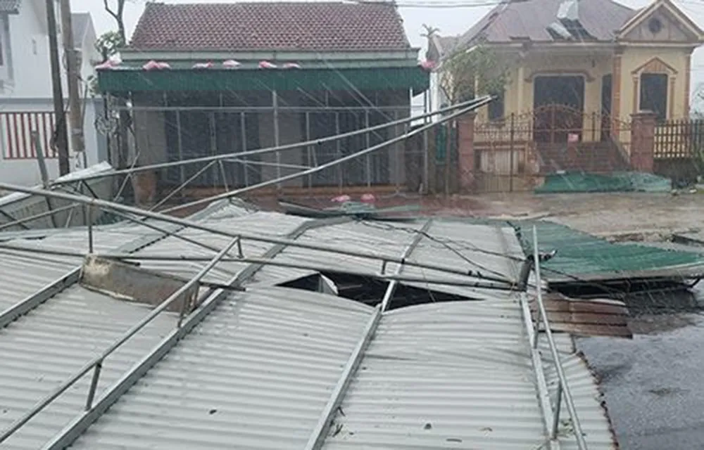 Bão số 10 đang 'quần thảo' miền Trung ảnh 3 Bão số 10 đang 'quần thảo' miền Trung ảnh 3