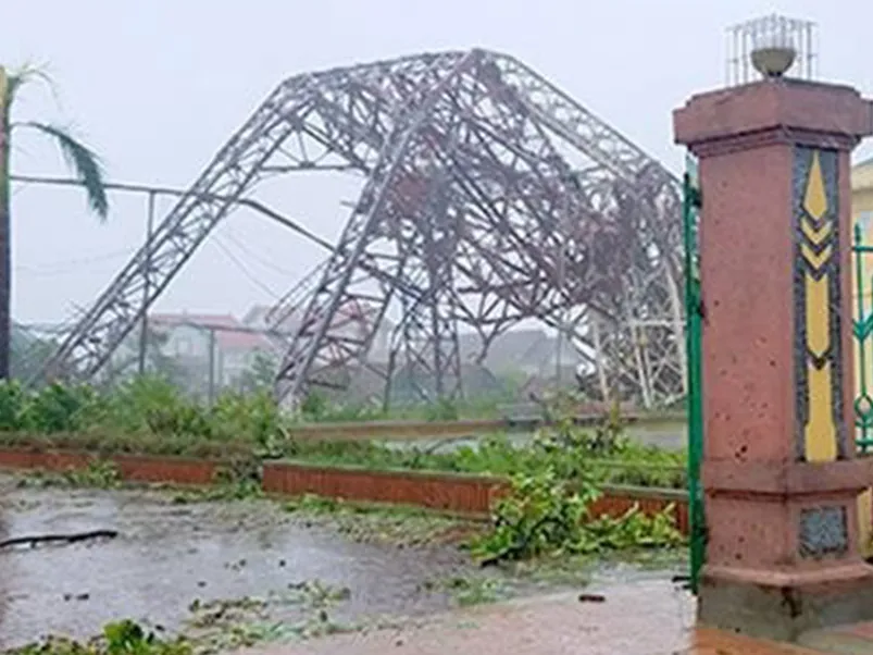 Bão số 10 đang 'quần thảo' miền Trung ảnh 2 Bão số 10 đang 'quần thảo' miền Trung ảnh 2