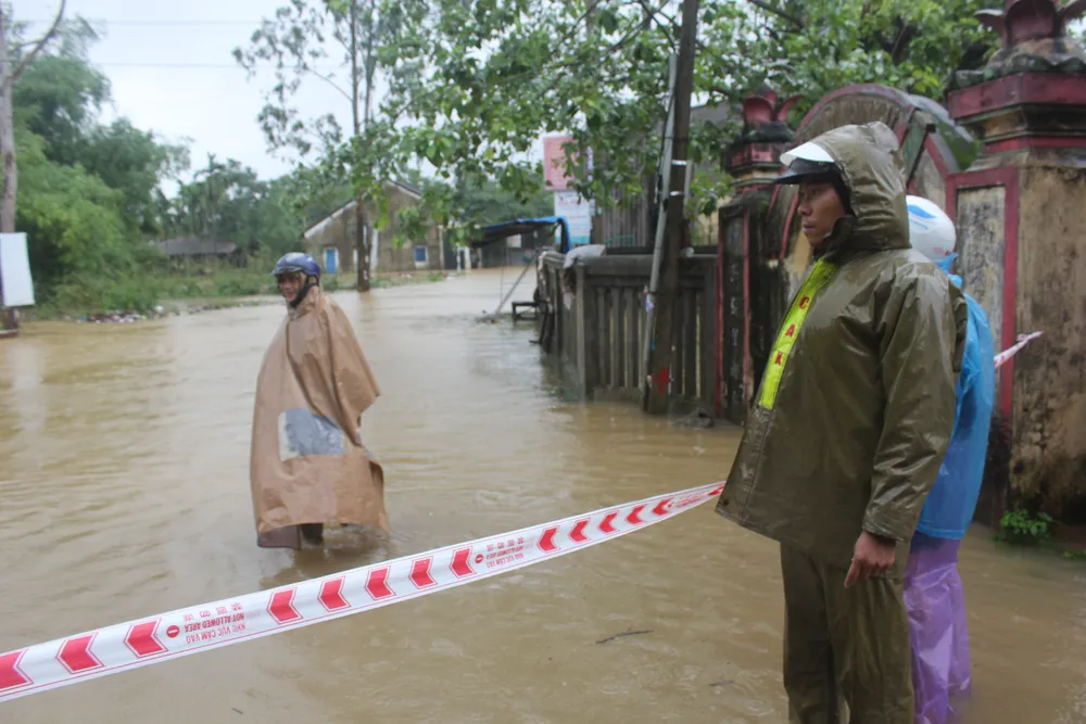 Quảng Ngãi: Nước sông dâng cao, mưa lớn làm lở núi ảnh 2