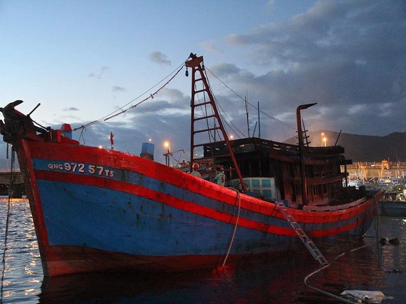 Cháy tàu cá, thiệt hại ban đầu gần 30.000 lít dầu ảnh 1