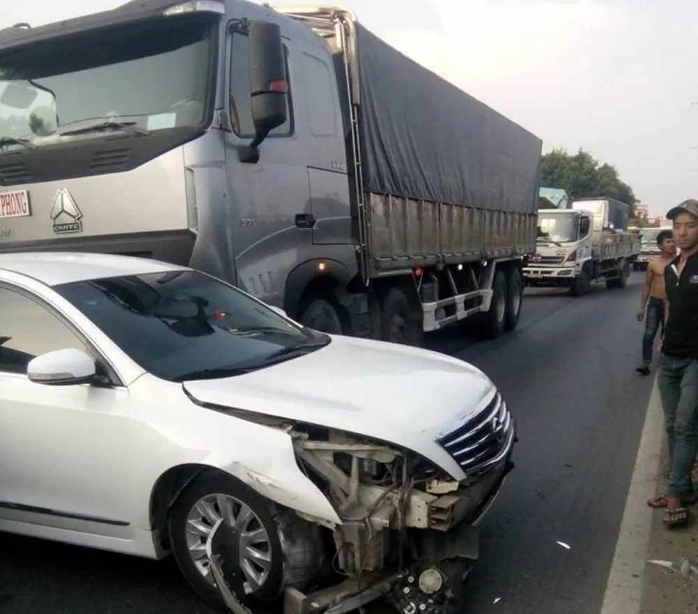 Tai nạn liên hoàn 3 xe dính chặt nhau tại quận 12 ảnh 1