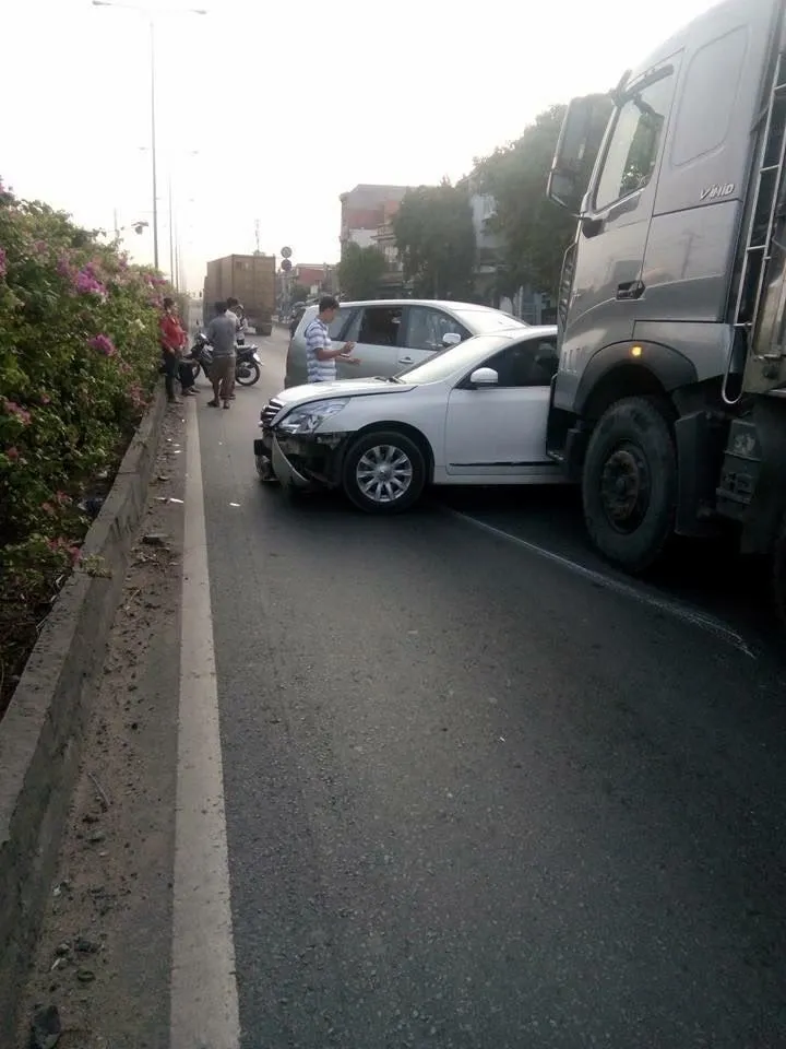 Tai nạn liên hoàn 3 xe dính chặt nhau tại quận 12 ảnh 2 Tai nạn liên hoàn 3 xe dính chặt nhau tại quận 12 ảnh 2