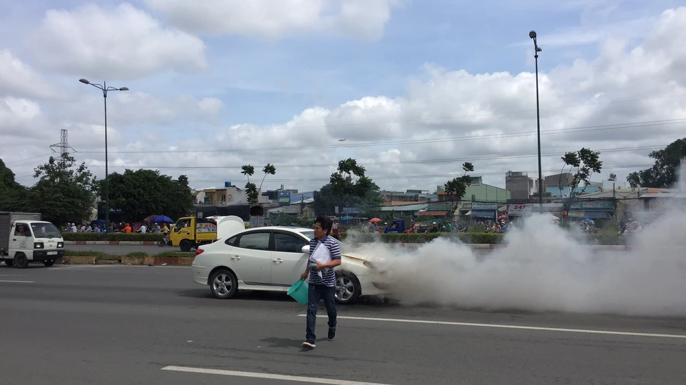 Xe 4 chỗ đang chạy, bốc cháy trên đường Phạm Văn Đồng ảnh 2