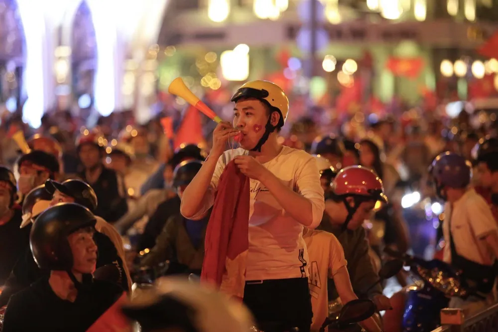 Cả nước đổ ra đường mừng HCV SEA Games lịch sử của U-22 VN ảnh 2