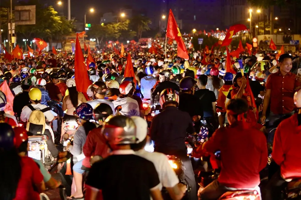 Cả nước đổ ra đường mừng HCV SEA Games lịch sử của U-22 VN ảnh 3