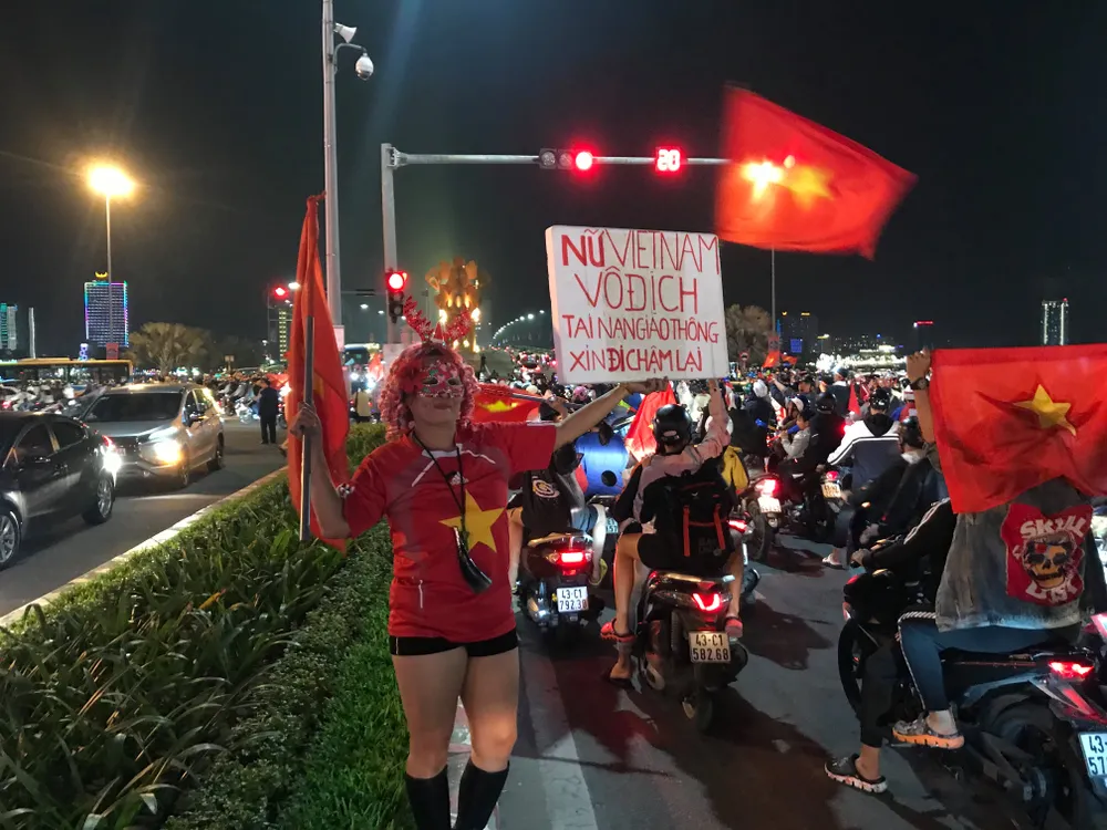 Cả nước đổ ra đường mừng HCV SEA Games lịch sử của U-22 VN ảnh 37