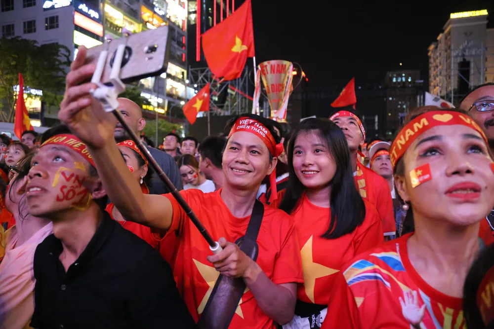 Cả nước đổ ra đường mừng HCV SEA Games lịch sử của U-22 VN ảnh 40
