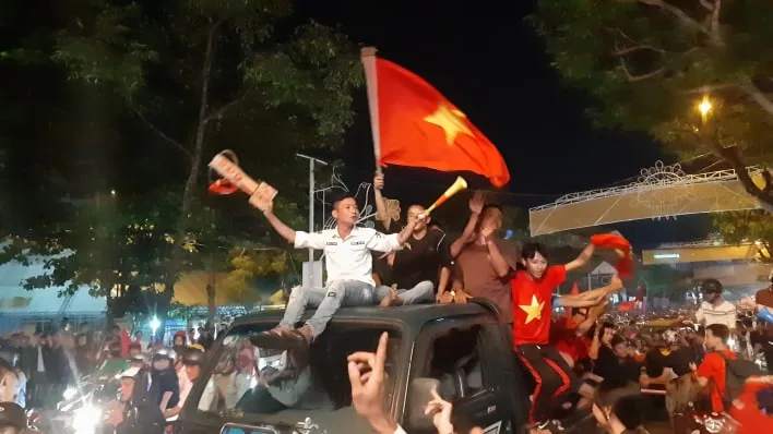 Cả nước đổ ra đường mừng HCV SEA Games lịch sử của U-22 VN ảnh 34