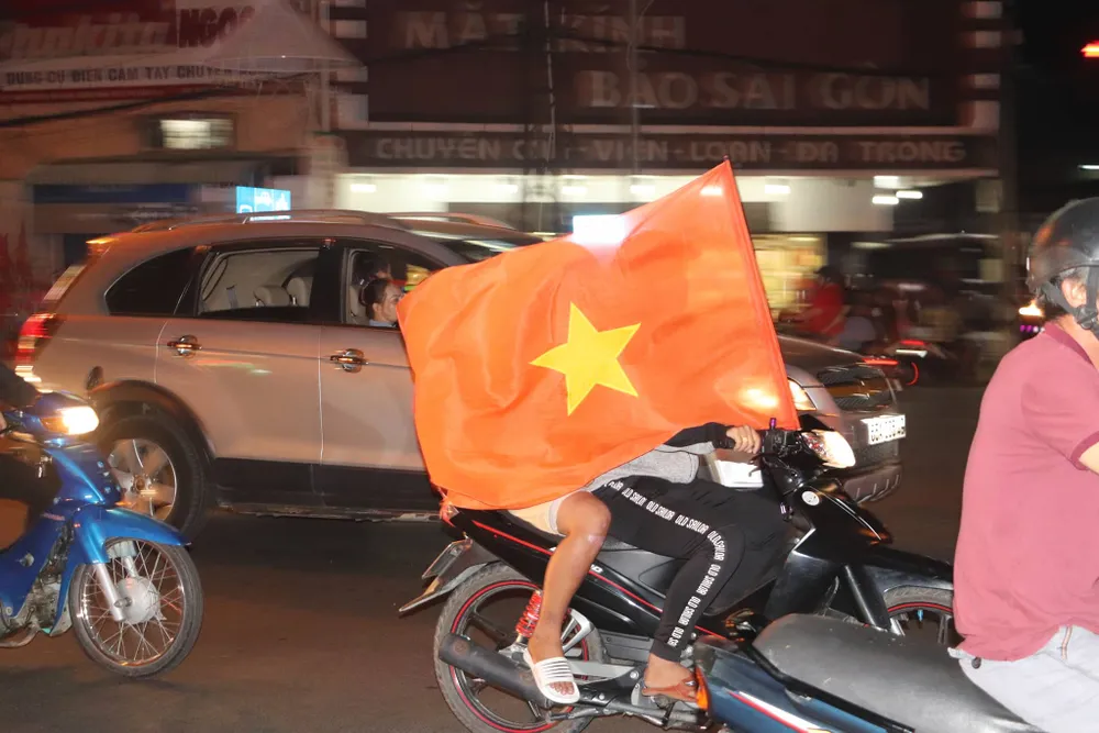 Cả nước đổ ra đường mừng HCV SEA Games lịch sử của U-22 VN ảnh 31