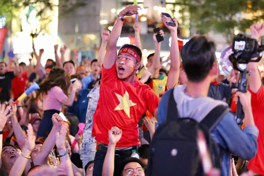 Cả nước đổ ra đường mừng HCV SEA Games lịch sử của U-22 VN ảnh 27