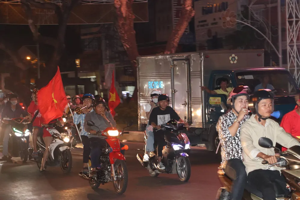 Cả nước đổ ra đường mừng HCV SEA Games lịch sử của U-22 VN ảnh 29