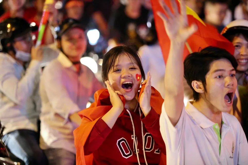 Cả nước đổ ra đường mừng HCV SEA Games lịch sử của U-22 VN ảnh 8