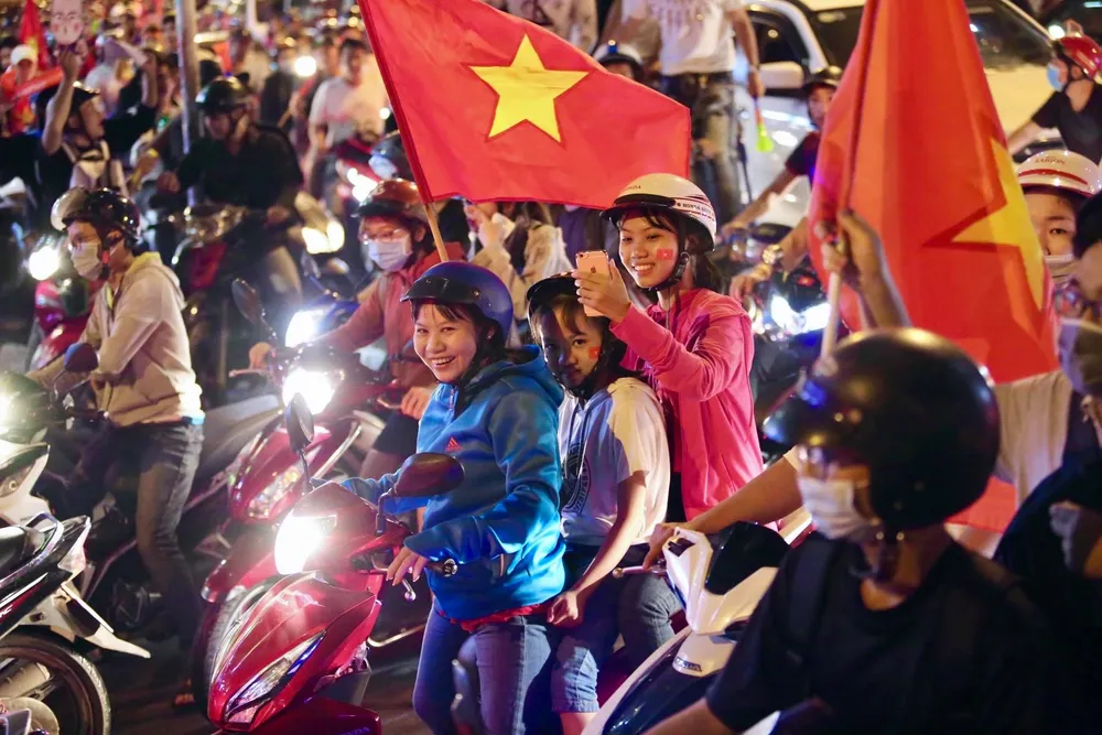 Cả nước đổ ra đường mừng HCV SEA Games lịch sử của U-22 VN ảnh 5