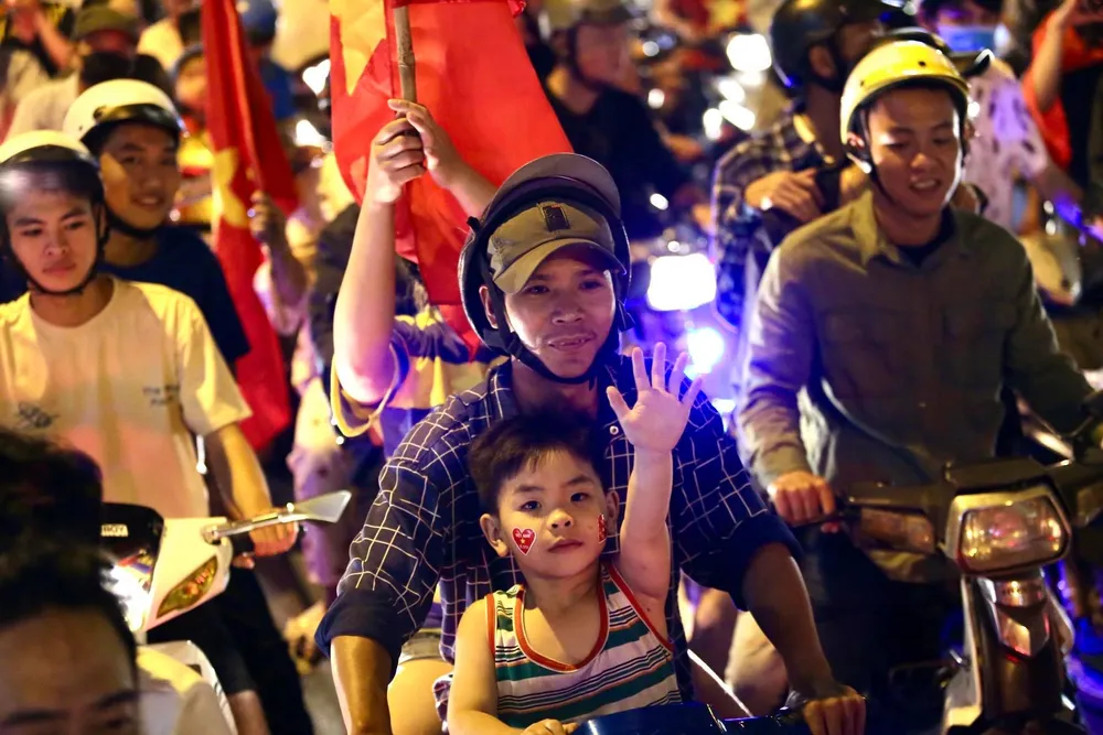 Cả nước đổ ra đường mừng HCV SEA Games lịch sử của U-22 VN ảnh 9