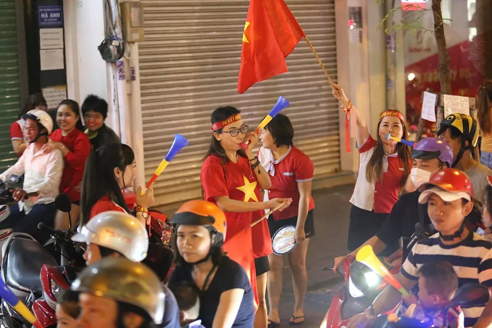 Cả nước đổ ra đường mừng HCV SEA Games lịch sử của U-22 VN ảnh 6
