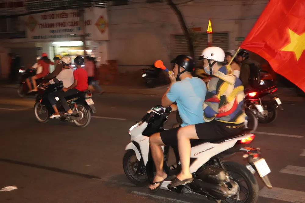 Cả nước đổ ra đường mừng HCV SEA Games lịch sử của U-22 VN ảnh 30