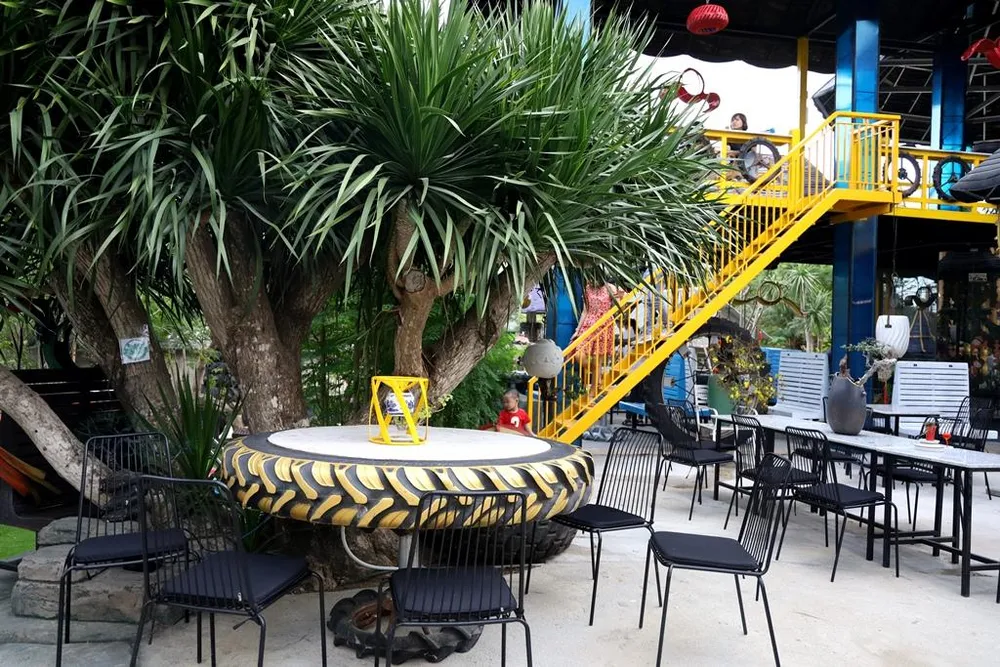 Ngỡ ngàng công viên lốp của 'phù thủy' Nguyễn Văn Phúng ảnh 8 Ngỡ ngàng công viên lốp của 'phù thủy' Nguyễn Văn Phúng ảnh 8