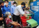 Phó Chủ tịch nước gửi thư khen người chế ATM gạo ảnh 2 Hội Nhà báo TP.HCM trao tặng ATM gạo cho người nghèo