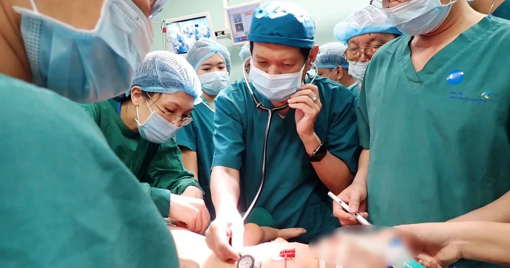 Nhìn lại hành trình tách rời cặp song sinh Trúc Nhi - Diệu Nhi ảnh 7 Nhìn lại hành trình tách rời cặp song sinh Trúc Nhi - Diệu Nhi ảnh 7