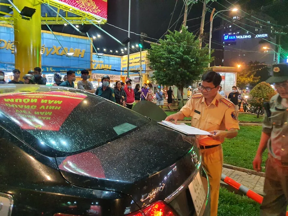 Ô tô lùa hàng loạt xe máy chờ đèn đỏ ở Bình Thạnh ảnh 4