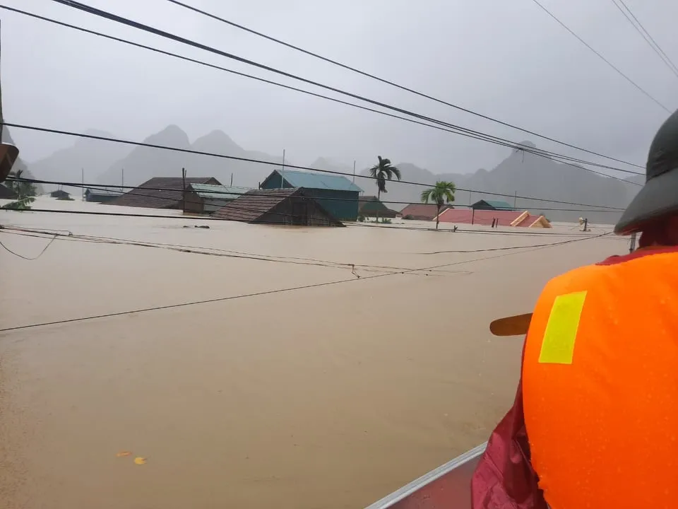 Quảng Bình: Cứu 20 người trên xe khách bị lũ cuốn trôi ảnh 1 Quảng Bình: Cứu 20 người trên xe khách bị lũ cuốn trôi ảnh 1