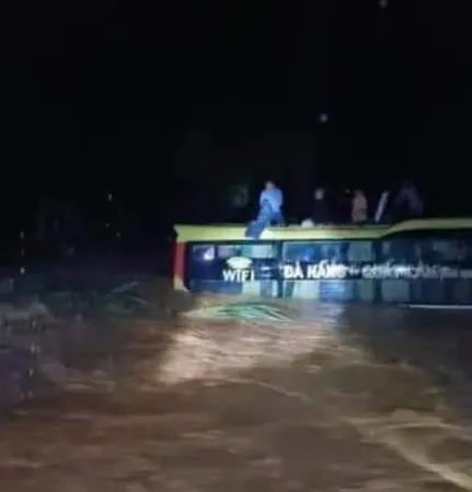 Quảng Bình: Cứu 20 người trên xe khách bị lũ cuốn trôi ảnh 2 Quảng Bình: Cứu 20 người trên xe khách bị lũ cuốn trôi ảnh 2