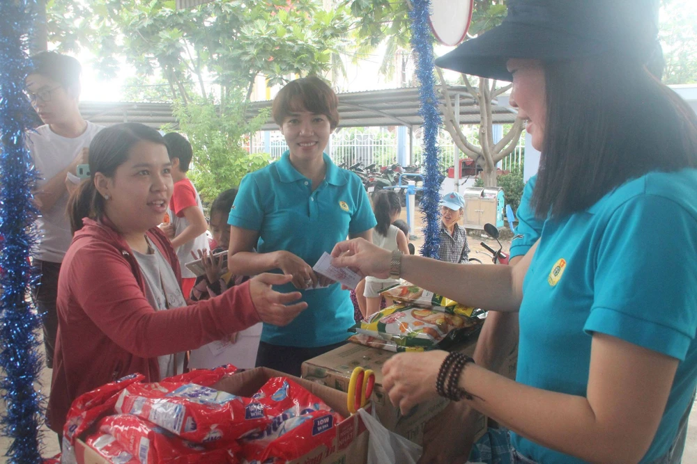 Người dân quận 9 hào hứng với phiên chợ 0 đồng ảnh 2 Người dân quận 9 hào hứng với phiên chợ 0 đồng ảnh 2