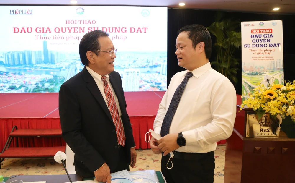 Tổng biên tập Báo Pháp Luật TP.HCM Mai Ngọc Phước trao đổi với Phó chủ nhiệm văn phòng Quốc Hội Vũ Minh Tuấn trước thềm buổi hội thảo. Ảnh: HOÀNG GIANG