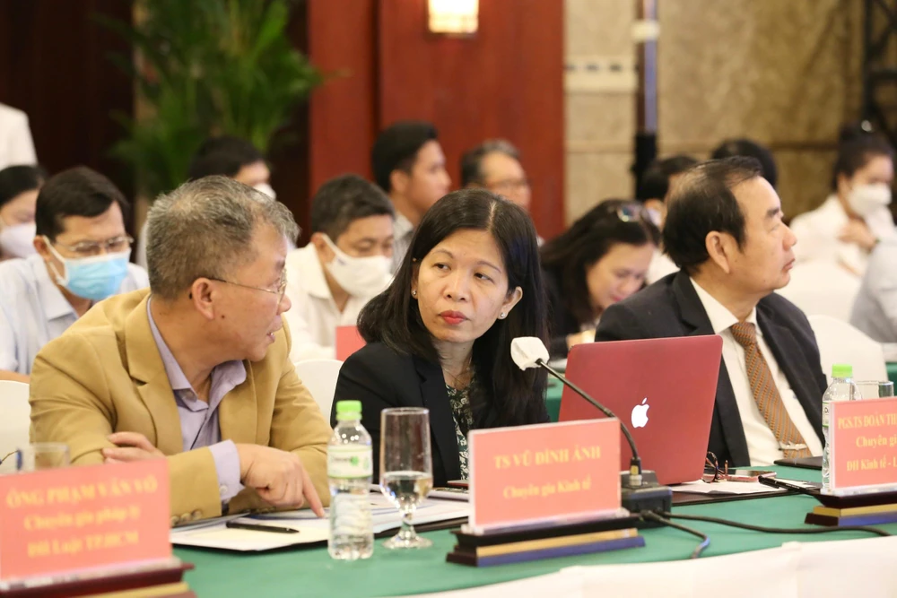 Các đại biểu trao đổi tại Hội thảo. Ảnh: HOÀNG GIANG