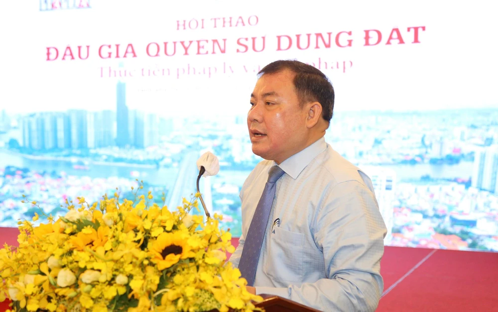 TS Nguyễn Thanh Bình, Cục trưởng Cục Công tác phía Nam, Bộ Tư pháp trình bày tham luận về kết quả rà soát pháp luật sau vụ đấu giá quyền sử dụng đất tại Thủ Thiêm, TP.HCM. Ảnh: HOÀNG GIANG