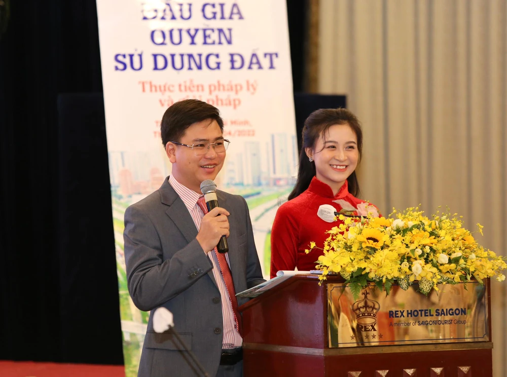 Dẫn chương trình Hội thảo Thanh Tùng và Thu Hà. Ảnh: HOÀNG GIANG