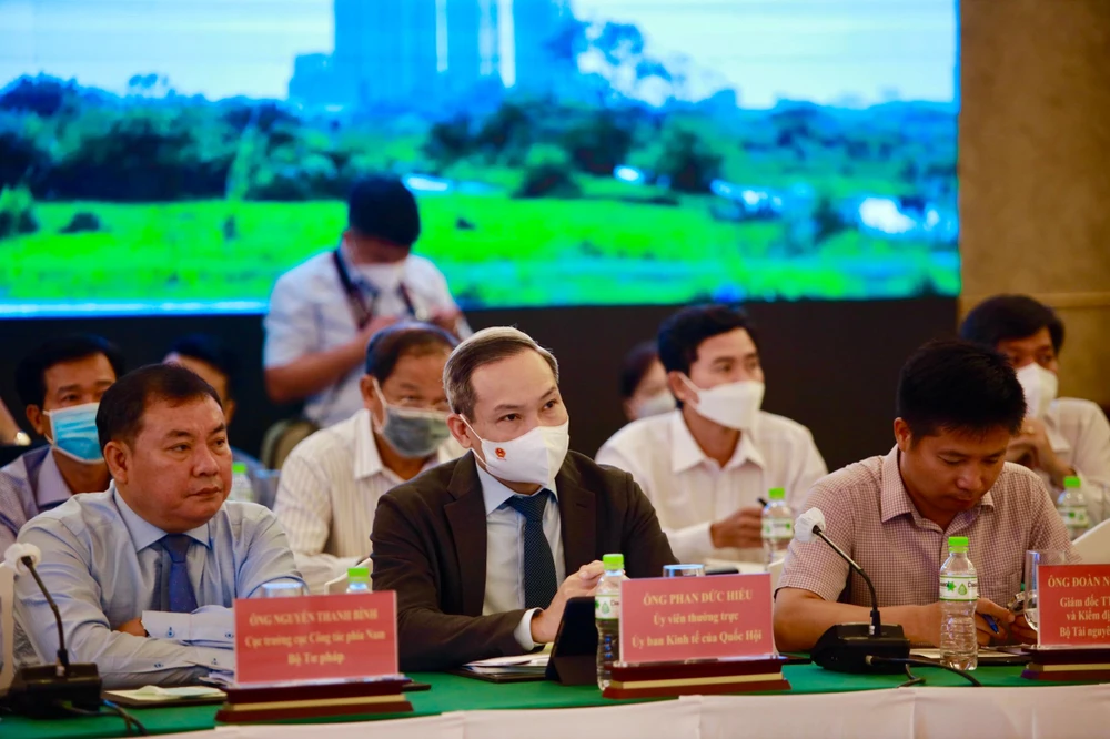 Các đại biểu lắng nghe tham luận tại Hội thảo. Ảnh: NGUYỆT NHI TS Nguyễn Thanh Bình, Cục trưởng Cục Công tác phía Nam, Bộ Tư pháp trình bày tham luận về kết quả rà soát pháp luật sau vụ đấu giá quyền sử dụng đất tại Thủ Thiêm, TP.HCM. Ảnh: HOÀNG GIANG