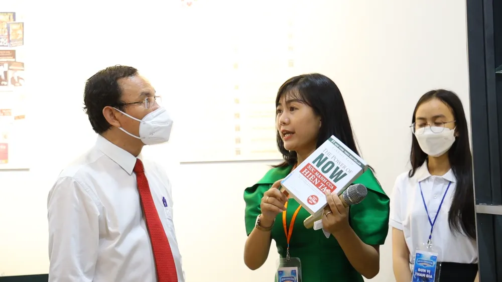 Bí thư Thành ủy Nguyễn Văn Nên trải nghiệm khu booth thư viện thông minh. Ảnh: TN