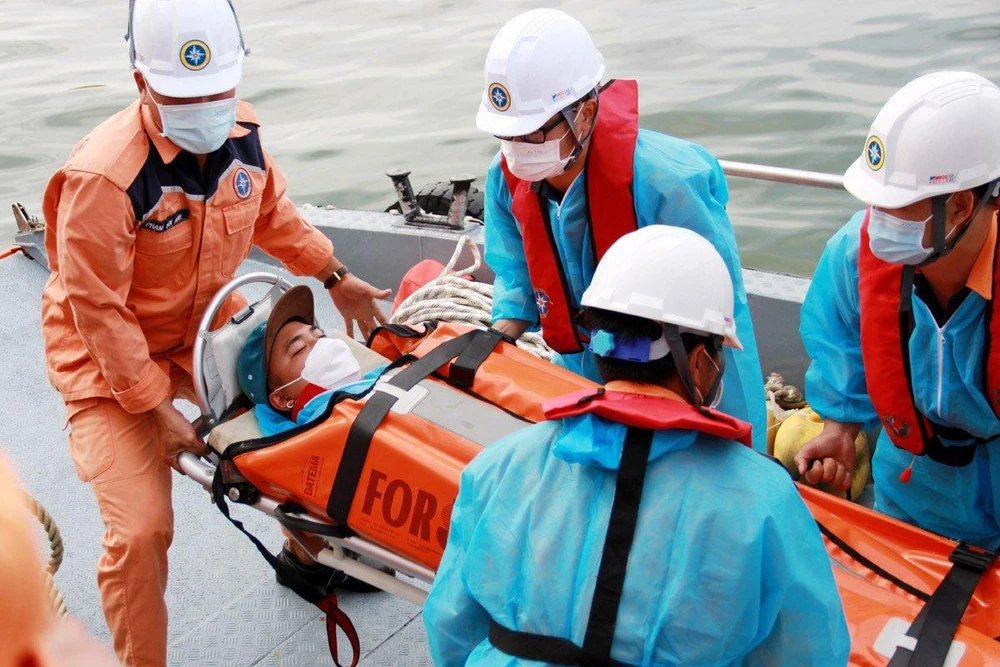Đưa thuyền viên tài Ever Cast (quốc tịch Panama) vào đất liền điều trị.