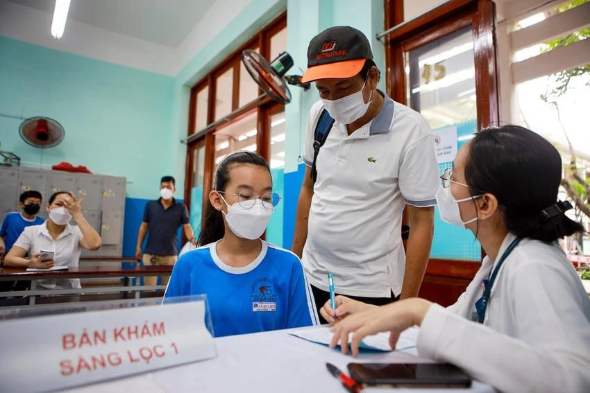 Học sinh lớp 6 trường THCS Lê Quý Đôn trong ngày đầu được tiêm vaccine, tháng 4-2022. Ảnh: Nguyệt Nhi