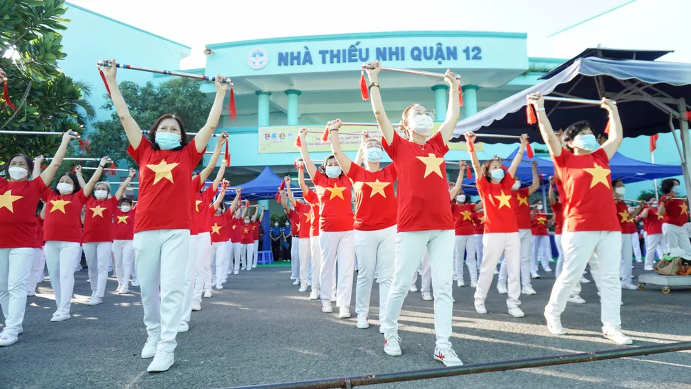 Người cao tuổi biểu diễn thể dục thể thao