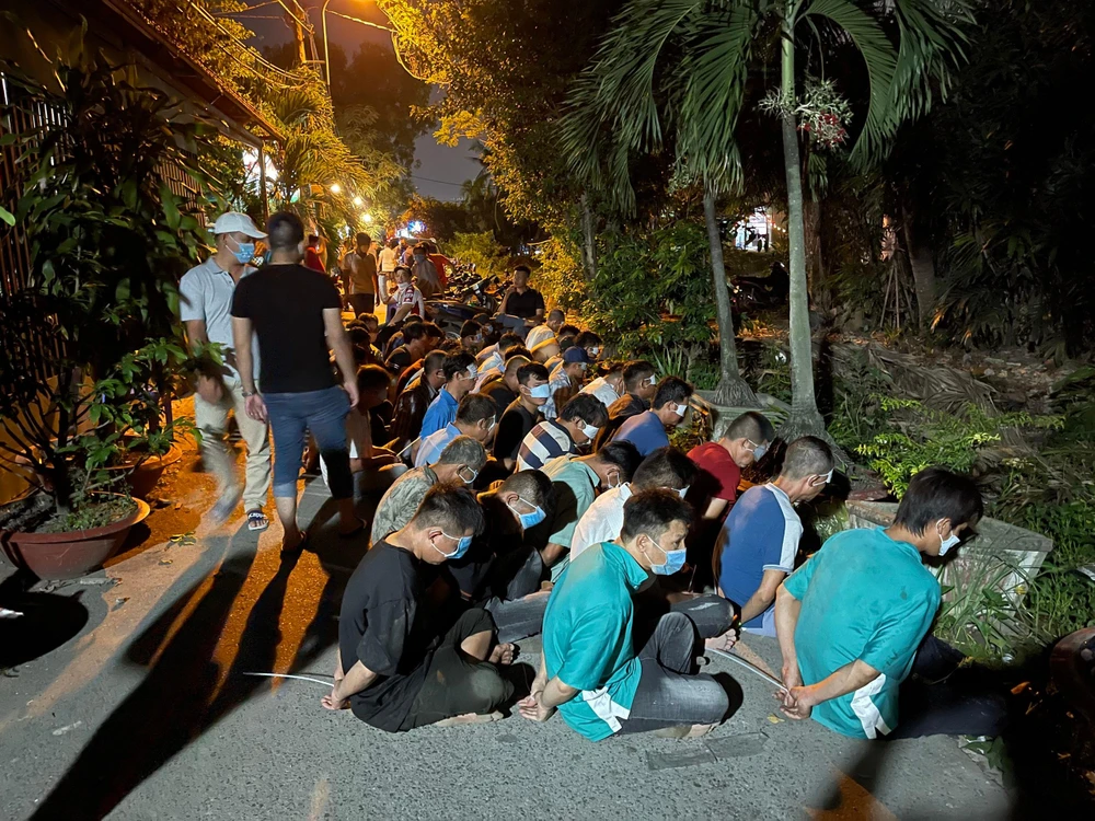 Có 45 người bị giữ tại hiện trường cùng các tang vật và 6,5 triệu đồng.