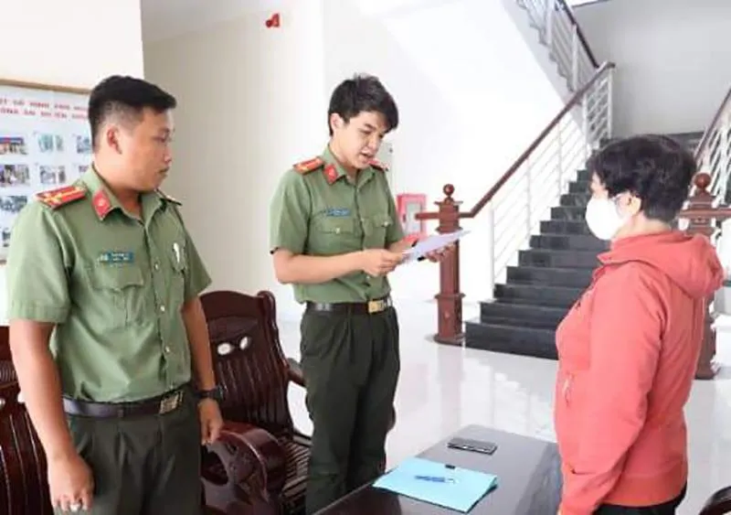 Bà P bị phạt 5,5 triệu đồng vì những bình luận của mình. Ảnh: CACC Bà P bị phạt 5,5 triệu đồng vì những bình luận của mình. Ảnh: CACC