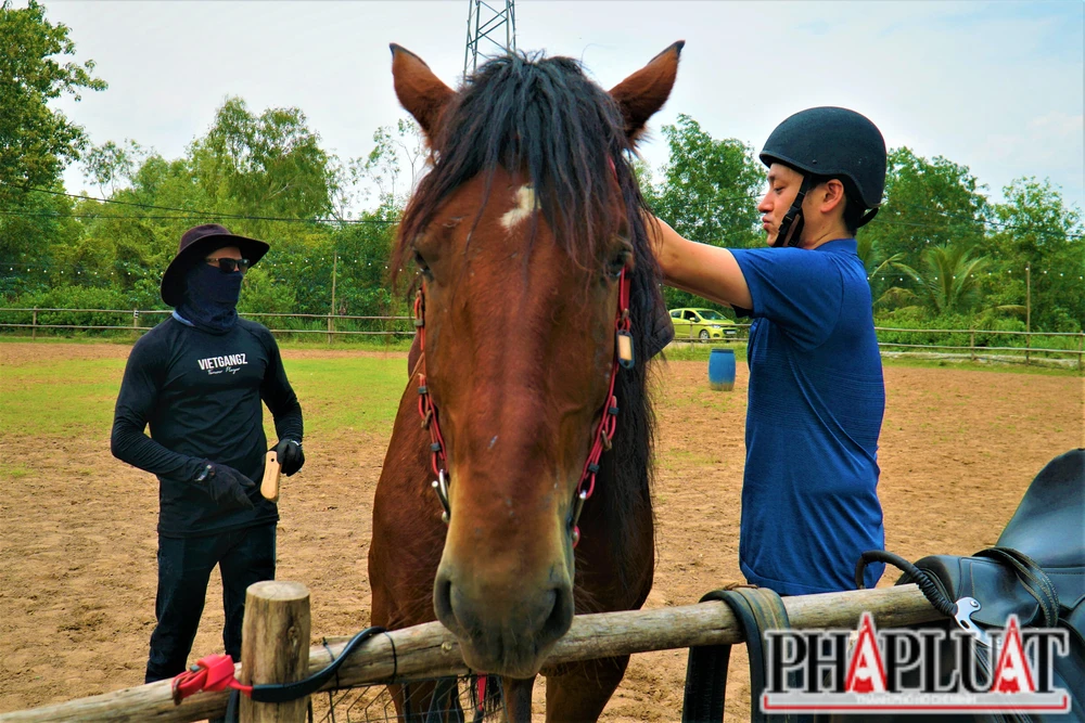 Anh Shota cùng HLV lớp cưỡi ngựa chuẩn bị trước giờ học. Anh Shota cùng HLV lớp cưỡi ngựa chuẩn bị trước giờ học.