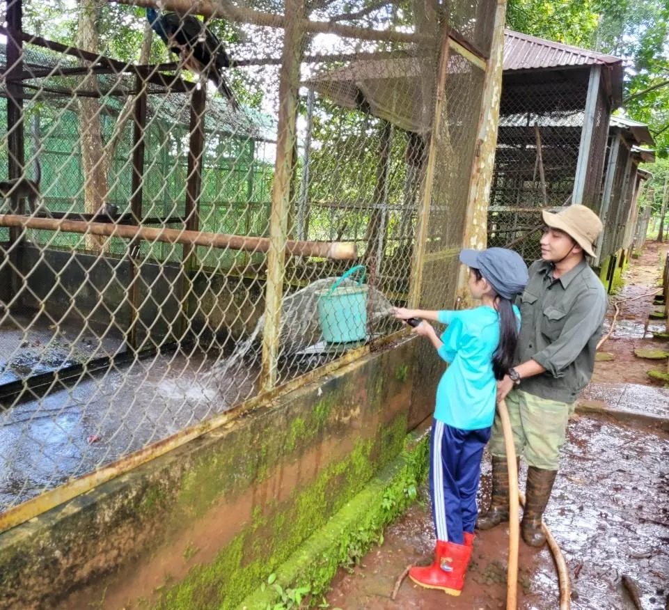 Việc xịt rửa chuồng phải kỹ để tránh bẩn, các bạn thú sẽ bị bệnh. Ảnh: Kha Nhiên