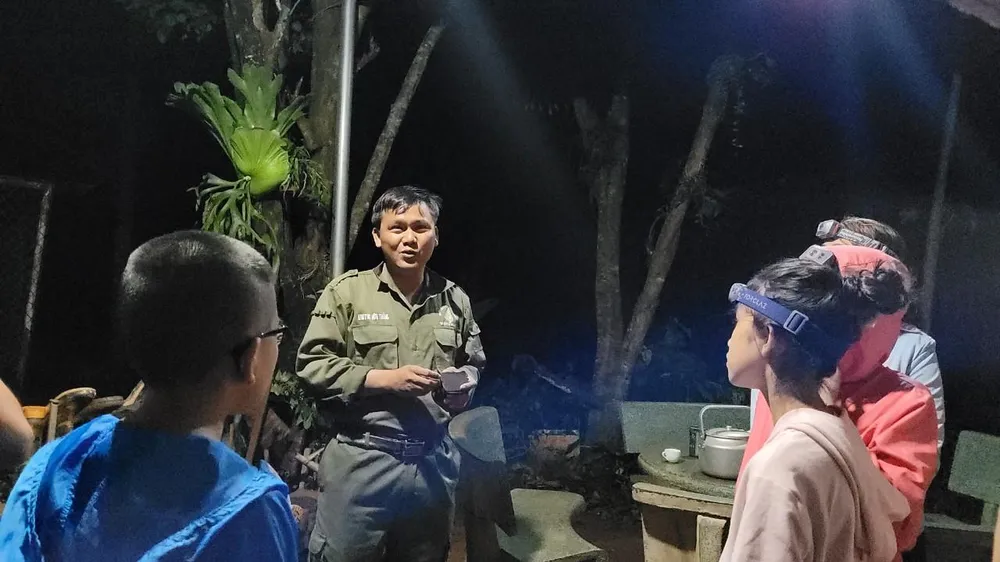 Ông Khương Hữu Thắng đang hướng dẫn cho các TNV nhí tập tính của các loài, chuẩn bị cho chuyến đi rừng ban đêm. Ảnh: Kha Nhiên