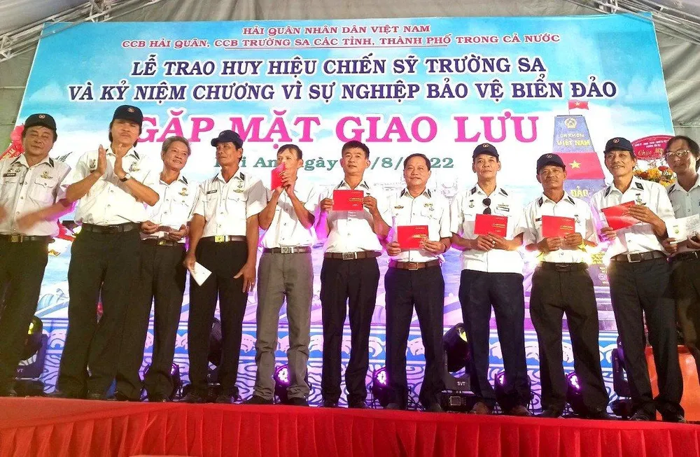 Các Cựu binh Trường Sa nhận Huy hiệu chiến sĩ Trường Sa và Kỷ niệm chương vì sự nghiệp bảo vệ biển đảo. Các Cựu binh Trường Sa nhận Huy hiệu chiến sĩ Trường Sa và Kỷ niệm chương vì sự nghiệp bảo vệ biển đảo.
