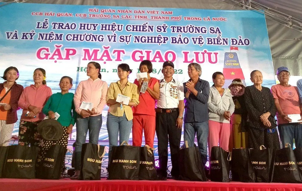 Cựu binh Trường Sa Trần Văn Xuất (giữa) trao quà cho 15 người nghèo ở Hội An. Cựu binh Trường Sa Trần Văn Xuất (giữa) trao quà cho 15 người nghèo ở Hội An.