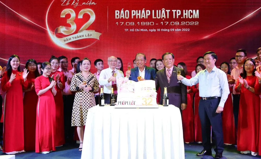 Các đại biểu thực hiện nghi thức cắt bánh sinh nhật nhân kỷ niệm 32 năm thành lập báo Pháp Luật TP.HCM. Ảnh: HOÀNG GIANG