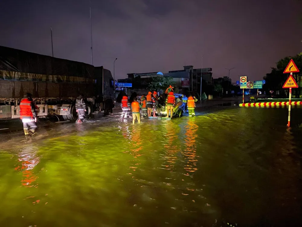 Lực lượng Công an đưa ca nô xuống đường để chạy trong vùng ngập trên đường Cách Mạng Tháng 8 để cứu hộ những người đang mắc kẹt bên trong nhà. Ảnh: Hải Hiếu Lực lượng Công an đưa ca nô xuống đường để chạy trong vùng ngập trên đường Cách Mạng Tháng 8 để cứu hộ những người đang mắc kẹt bên trong nhà. Ảnh: Hải Hiếu