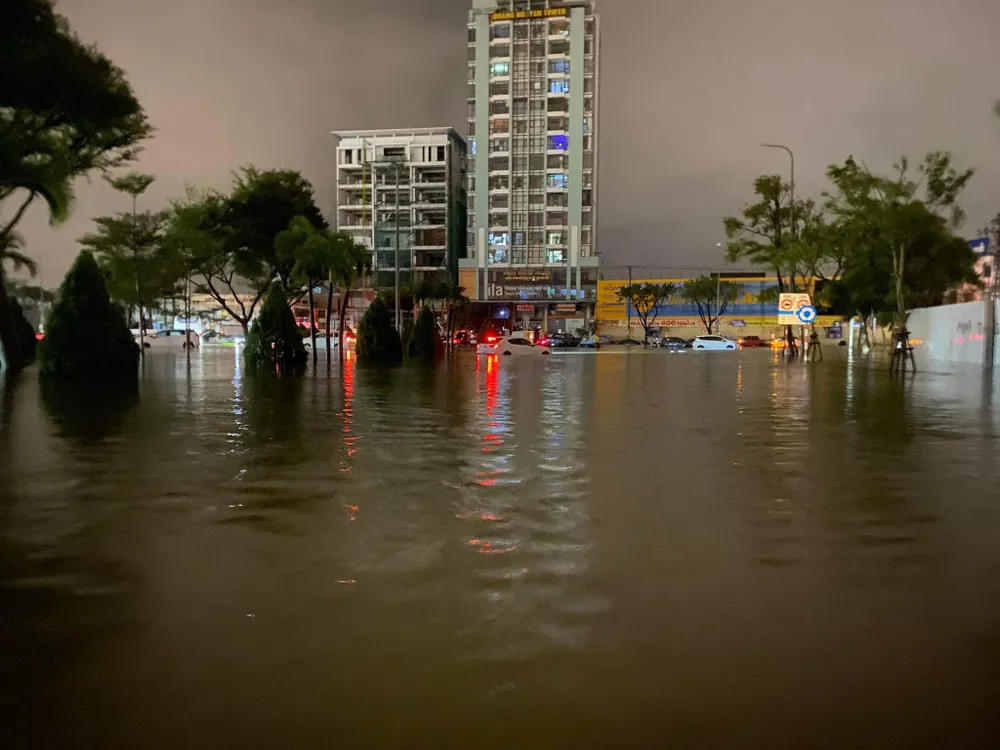 Biển nước trên đường 30/4. Ảnh: Hải Hiếu Biển nước trên đường 30/4. Ảnh: Hải Hiếu