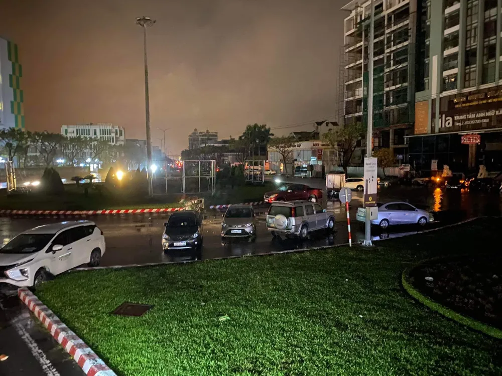 Hàng chục xe chết máy tại vòng xoay Nguyễn Hữu Thọ -30/4. Hàng chục xe chết máy tại vòng xoay Nguyễn Hữu Thọ -30/4.