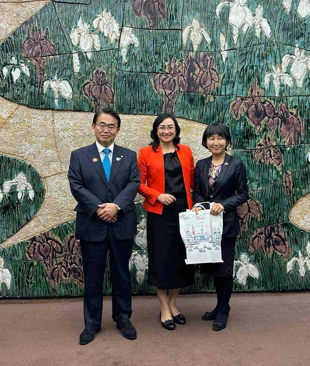 Phó Chủ tịch UBND TPHCM Phan Thị Thắng chào xã giao ông Hideaki Omura, Thống đốc tỉnh Aichi (Nhật Bản)